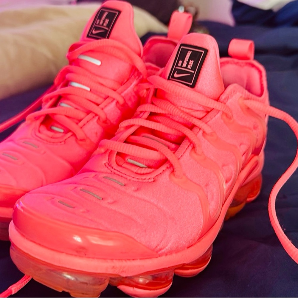 Nike Hyper Pink Vapormax Plus Sneakers